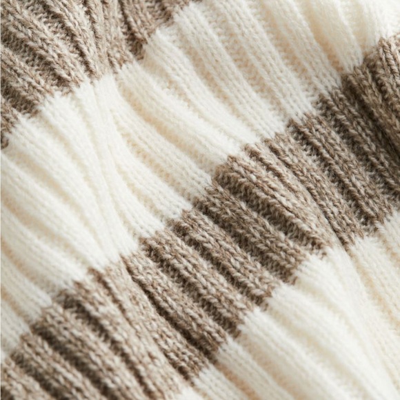 H&M Mock Neck Sweater - Picture 6 of 6